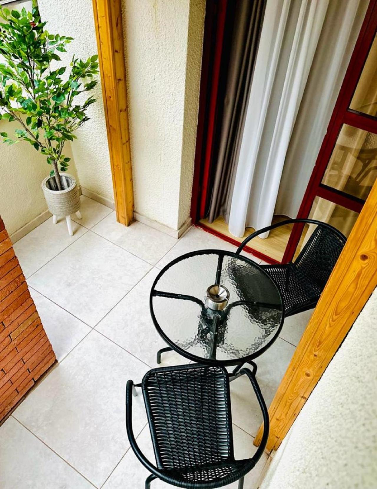 Hotel Well Inn Tbiliszi Kültér fotó