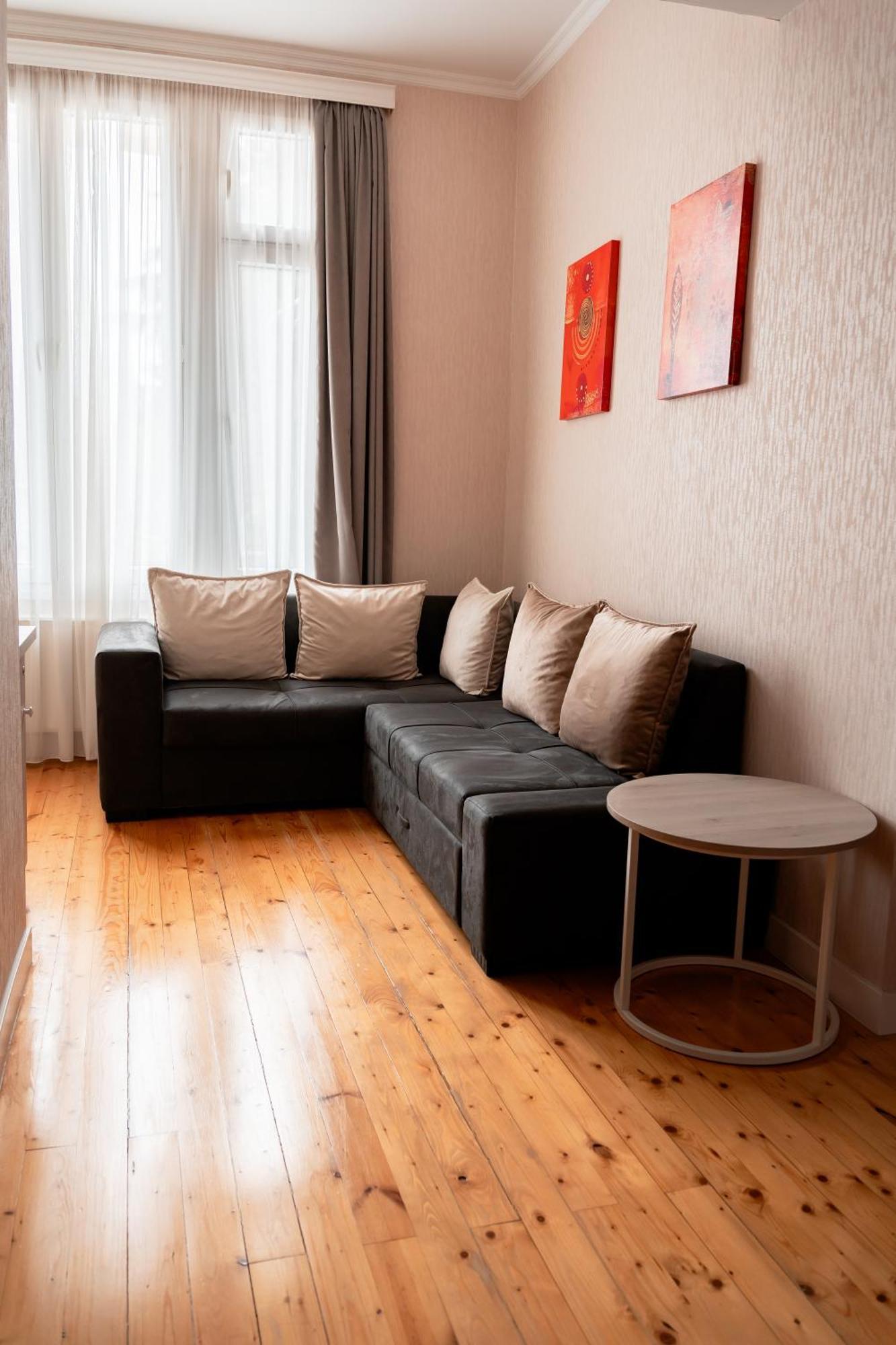 Hotel Well Inn Tbiliszi Kültér fotó