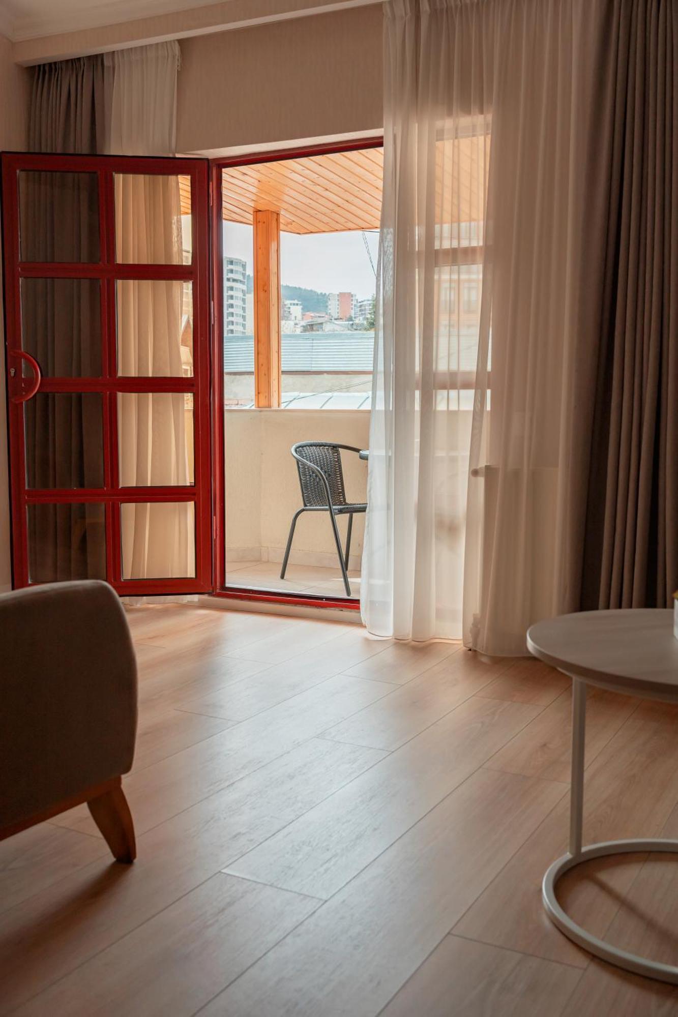 Hotel Well Inn Tbiliszi Kültér fotó