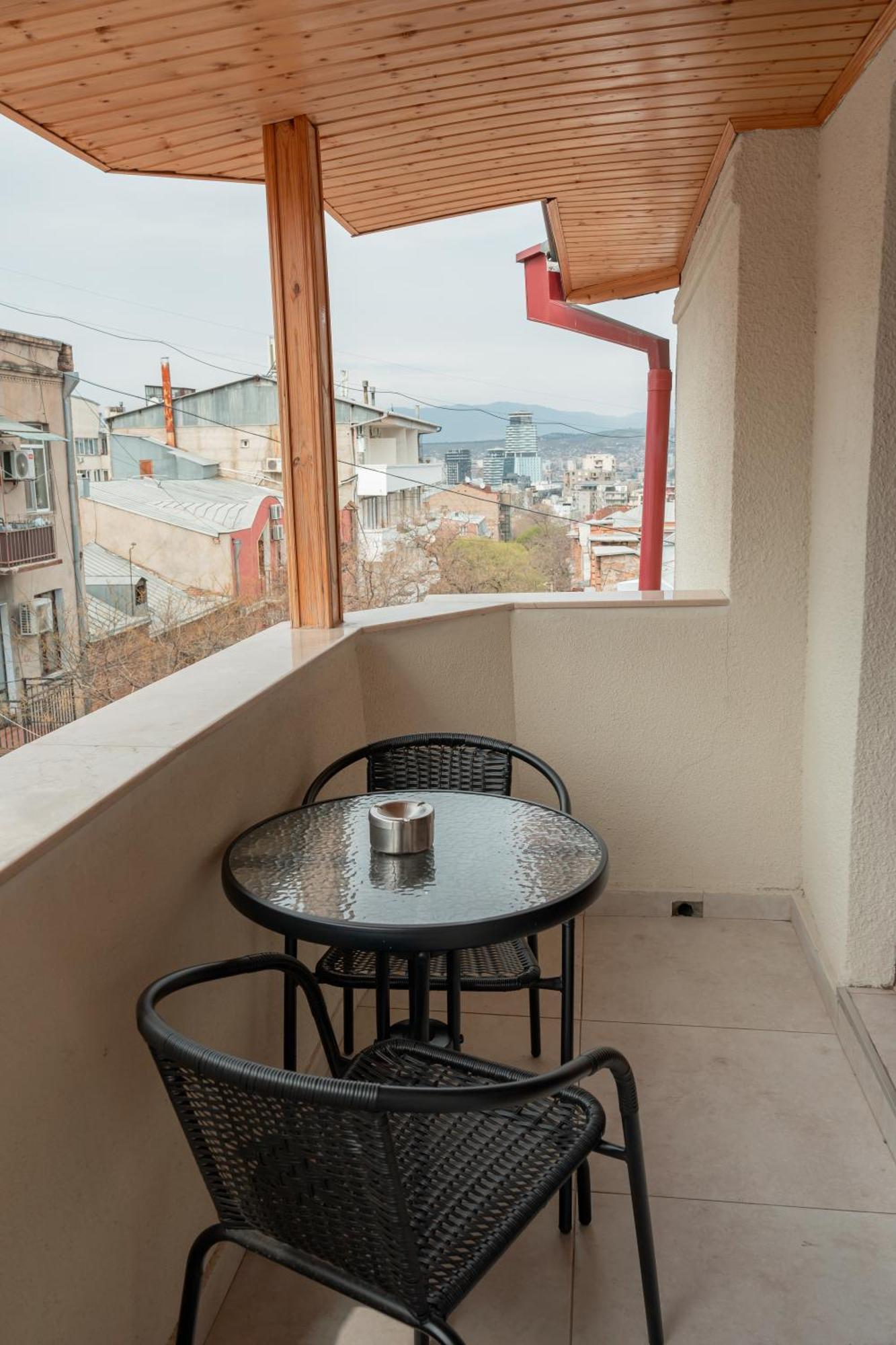 Hotel Well Inn Tbiliszi Kültér fotó