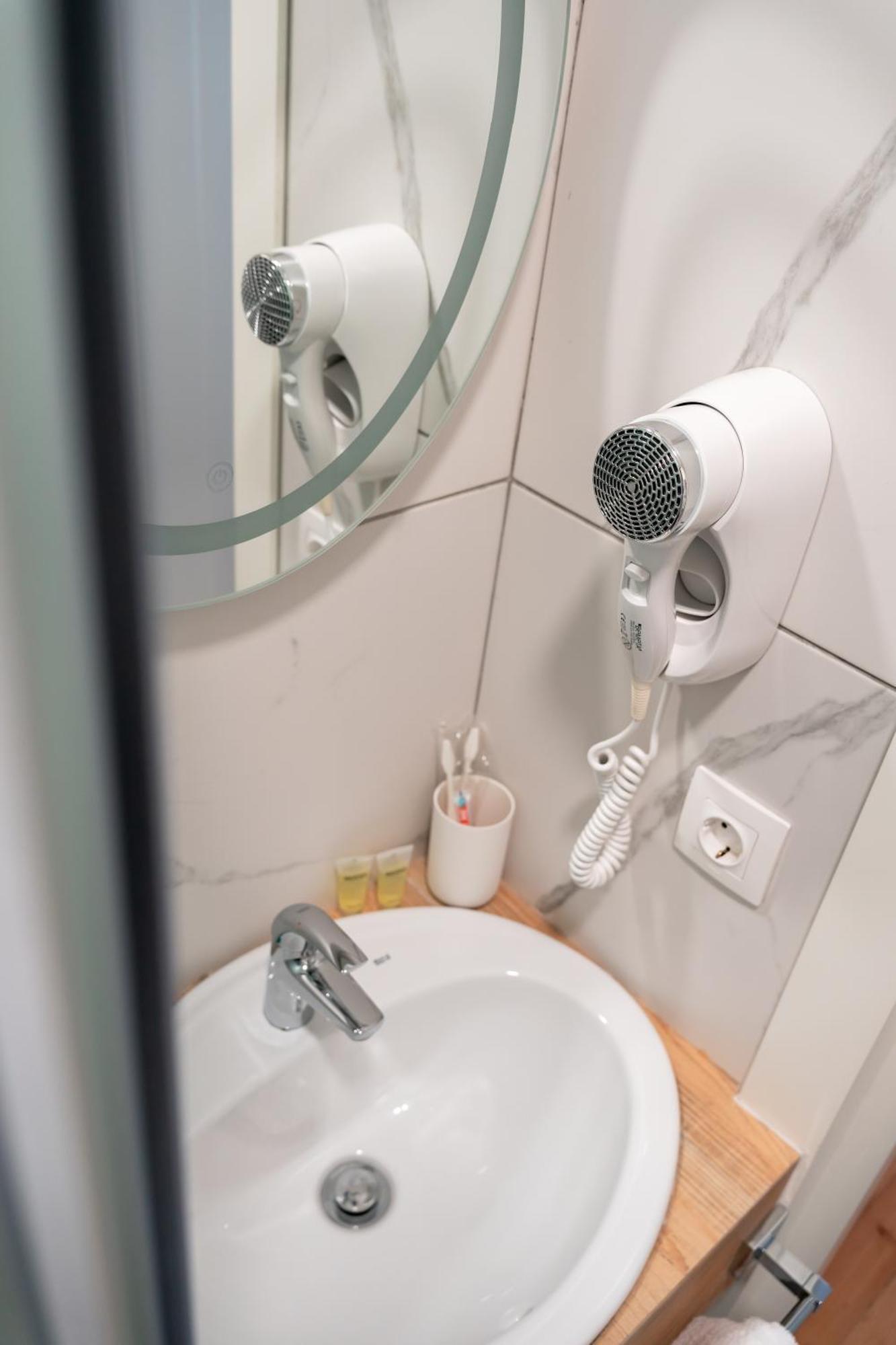 Hotel Well Inn Tbiliszi Kültér fotó